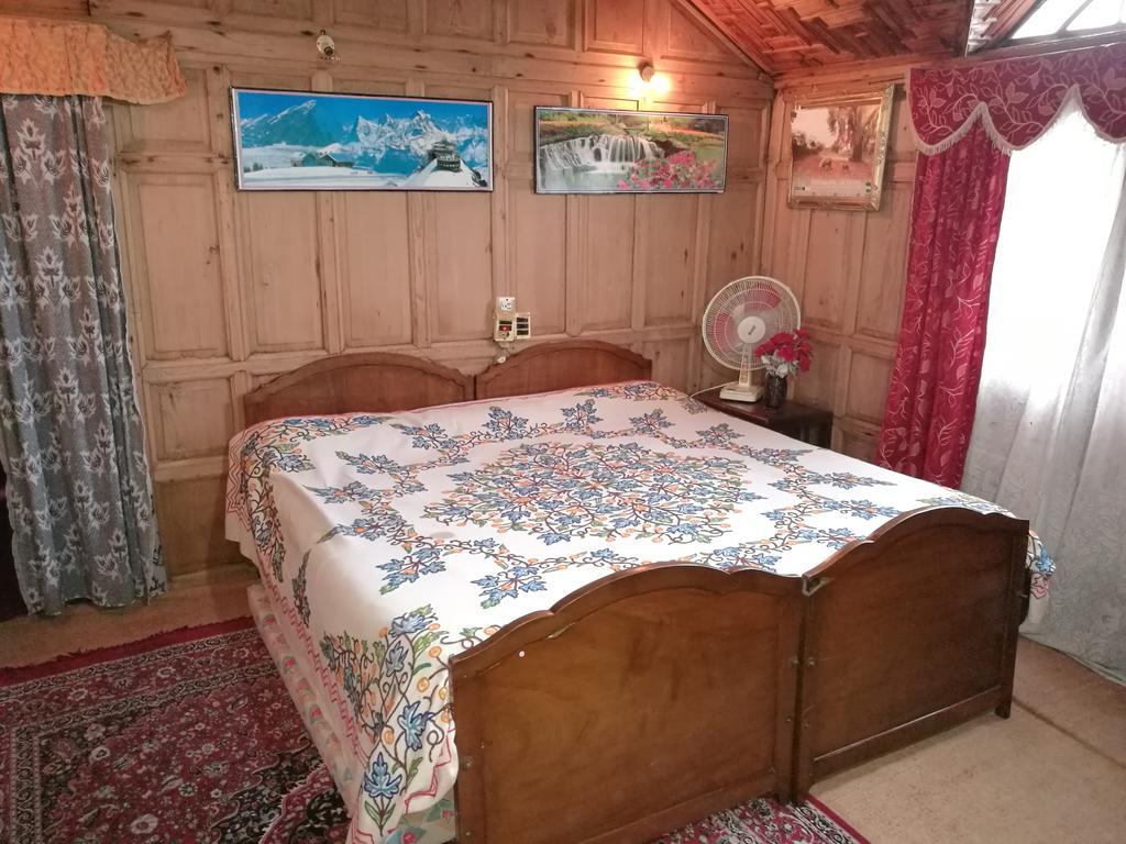 House Boat Hardy Palace Srīnagar Exterior foto