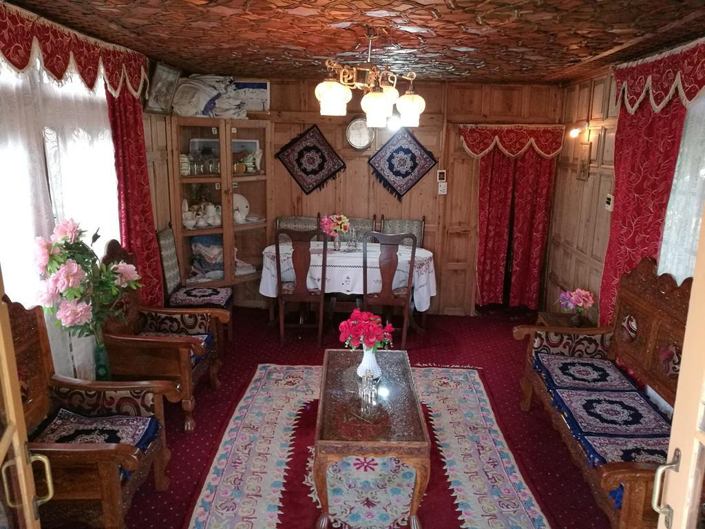 House Boat Hardy Palace Srīnagar Exterior foto