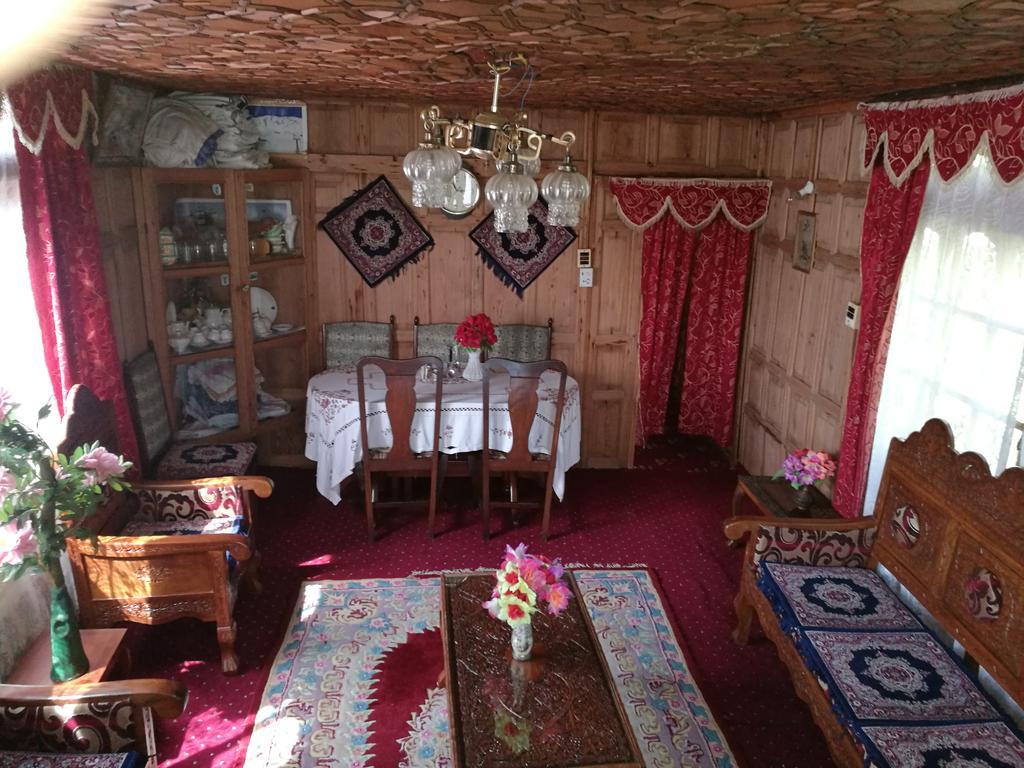 House Boat Hardy Palace Srīnagar Exterior foto