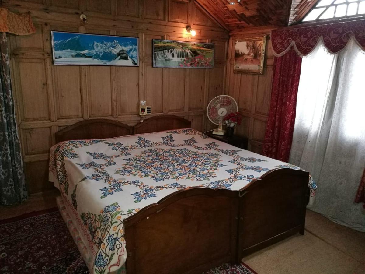 House Boat Hardy Palace Srīnagar Exterior foto